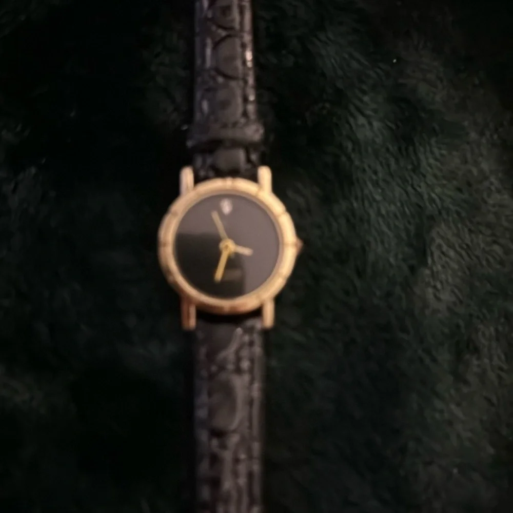 Vintage Minimalist Gold-Tone Quartz Watch Black Dial Diamond Accent Leather Band